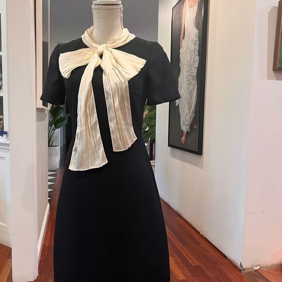 GUCCI 2017 BLACK CREPE PLEATED SILK BOW A-LINE DRESS - Picture 5 of 12